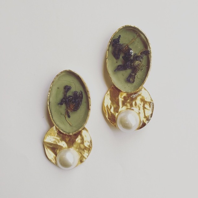 petal earrings / pierce