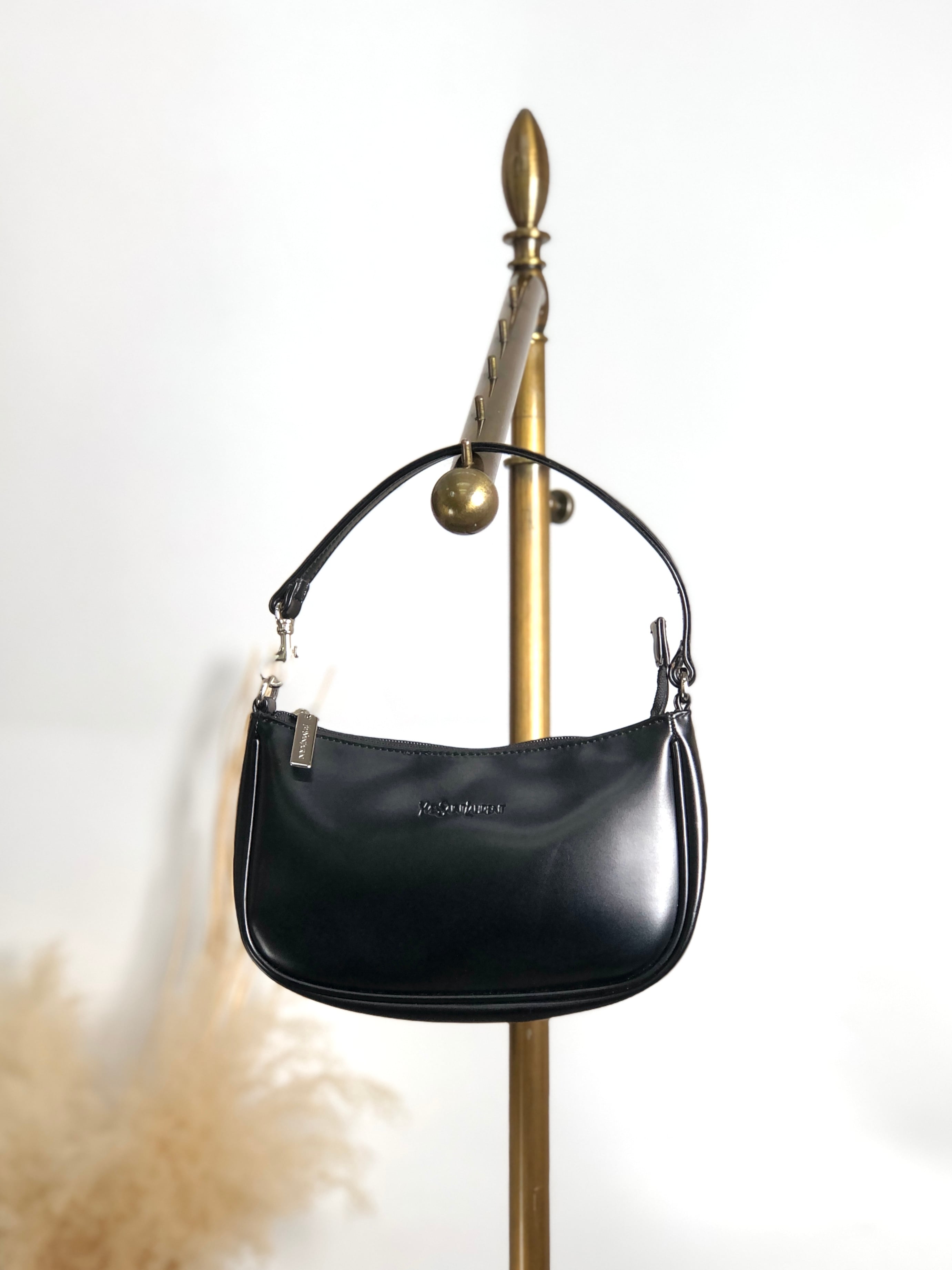 Yves Saint Laurent イヴ・サンローラン ショルダーバッグ ブラック ロゴ レザー ワンショルダー ミニバッグ ztncyu