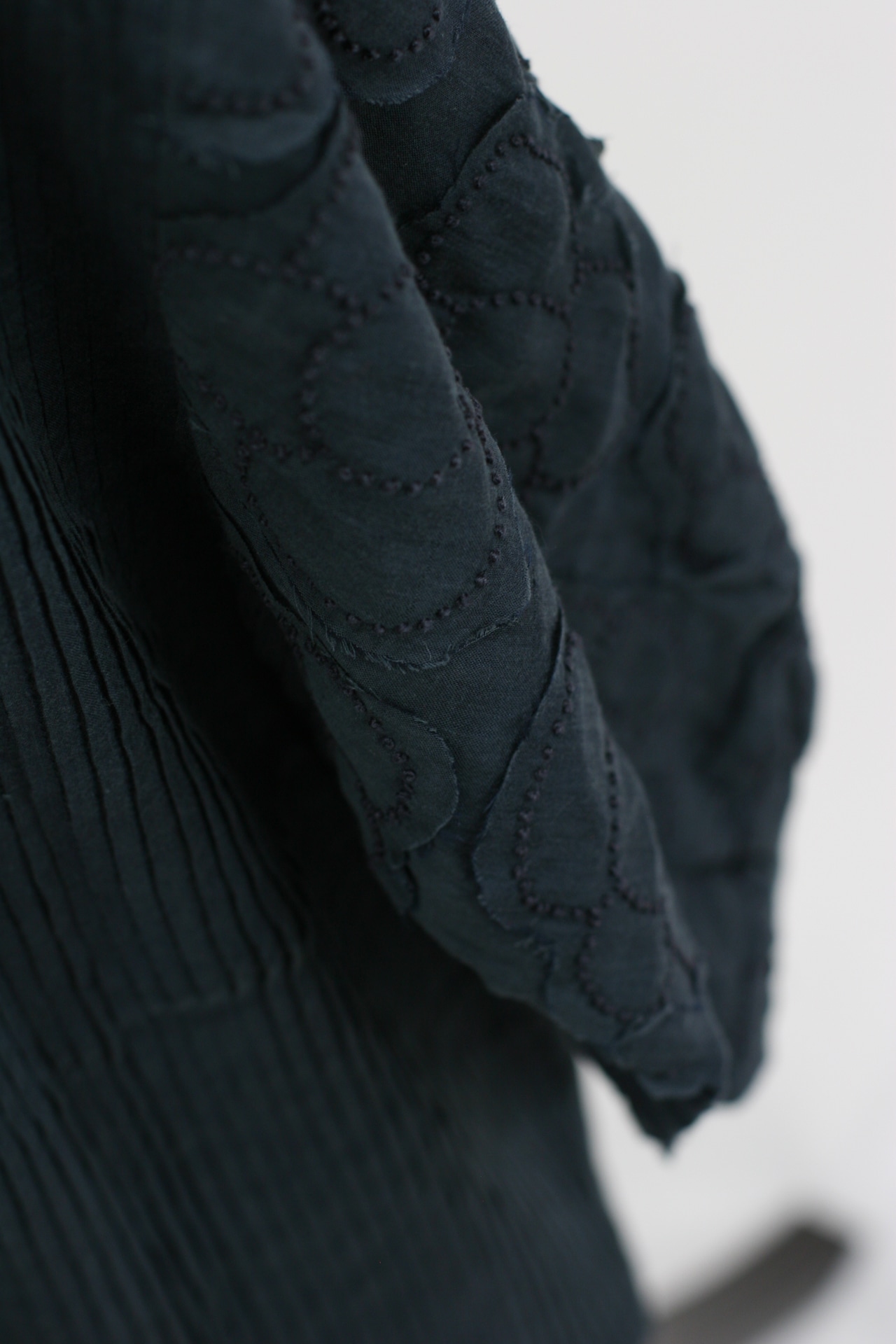 【BUNON】 Flower Tuck Blouse / Charcoal