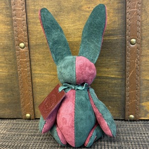 【ピッグスウェード】のベルラビ★マイスターの手作り「ベルズラビット」グリーン×ワイン　写真の1点販売です