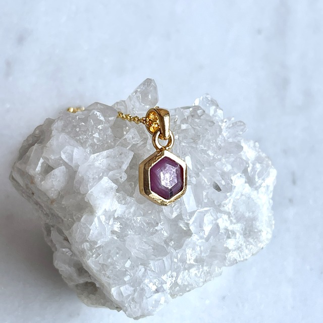 【モンサンミシェルにてアチューメント】【超美石】非加熱　ルビー　ペンダント（金具はゴールド色）　7270