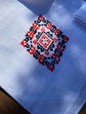 ウクライナ暗号手刺繍入りハンカチーフ（家族）