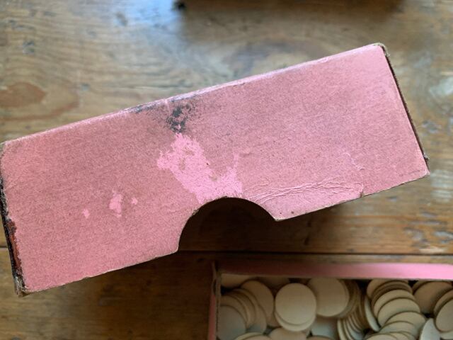 フランス語文字が入った可愛い紙の箱(赤)