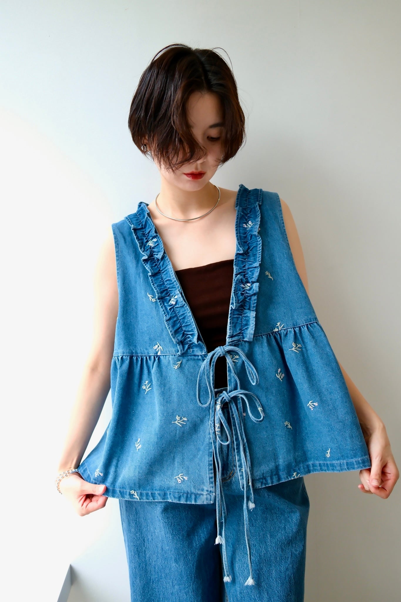 Ruffled Embroidery Denim Vest フリルエンブロイダリーデニムベスト