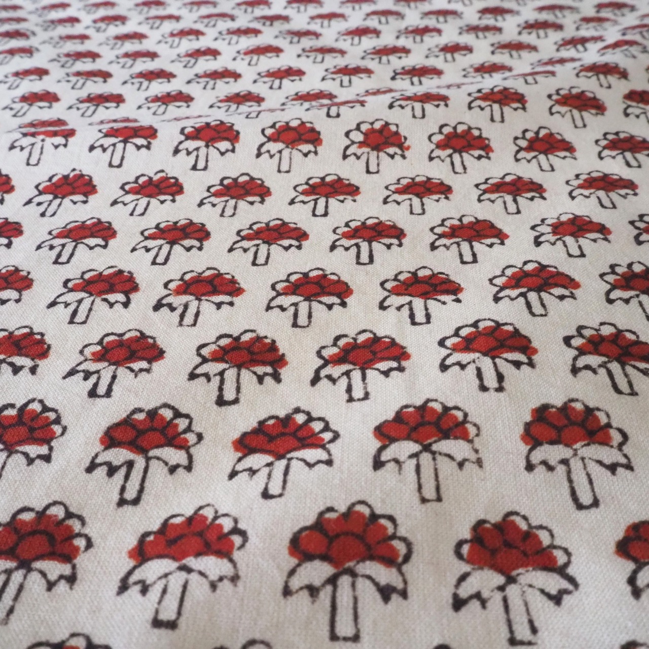 ブロックプリント生地【50cm単位】インド綿  小花柄 生成り×赤 #37610-RD1