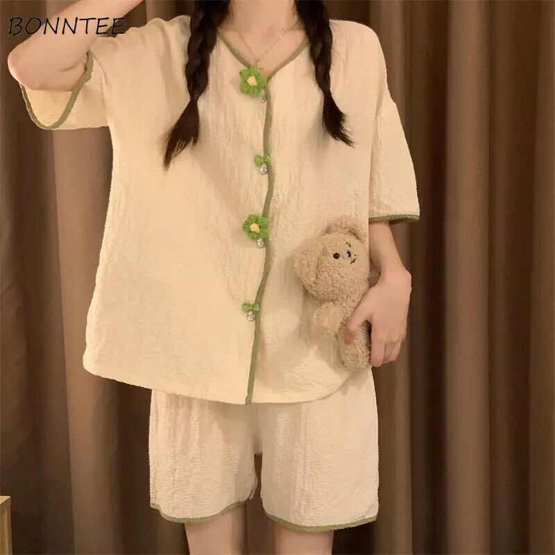 【新作】【送料無料】 パジャマセット女性ボタンアップ 3D 花装飾入札ホームソフトパジャマレトロ甘いファッションオル夏クールなデザイン若い 025771755949