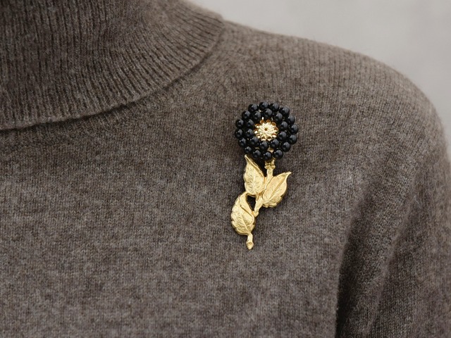 【ブローチ】アンティークレトロ／ヴィンテージな真鍮の一輪のお花（黒／オニキス）