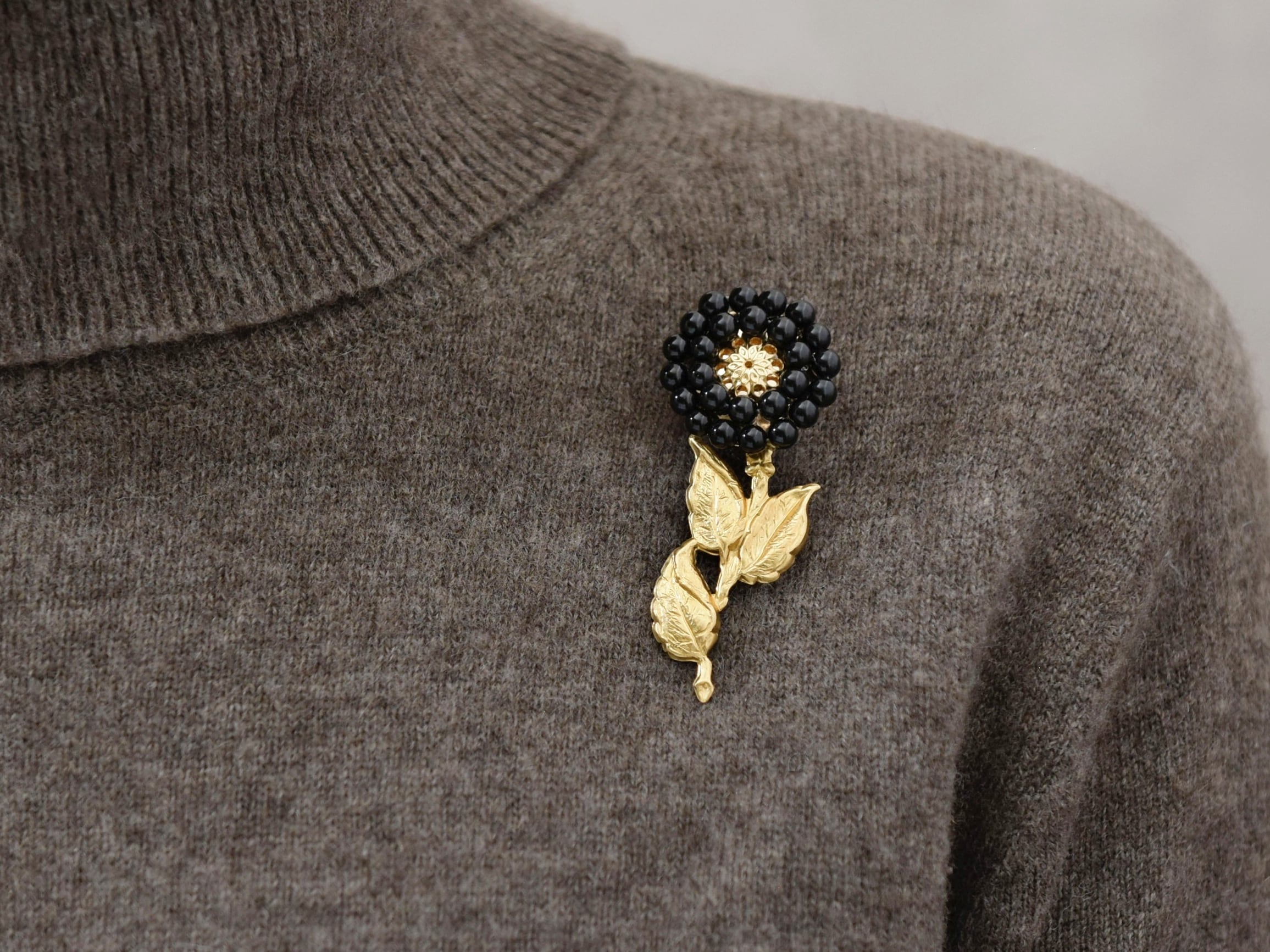 【ブローチ】アンティークレトロ/ヴィンテージな真鍮の一輪のお花(黒/オニキス)