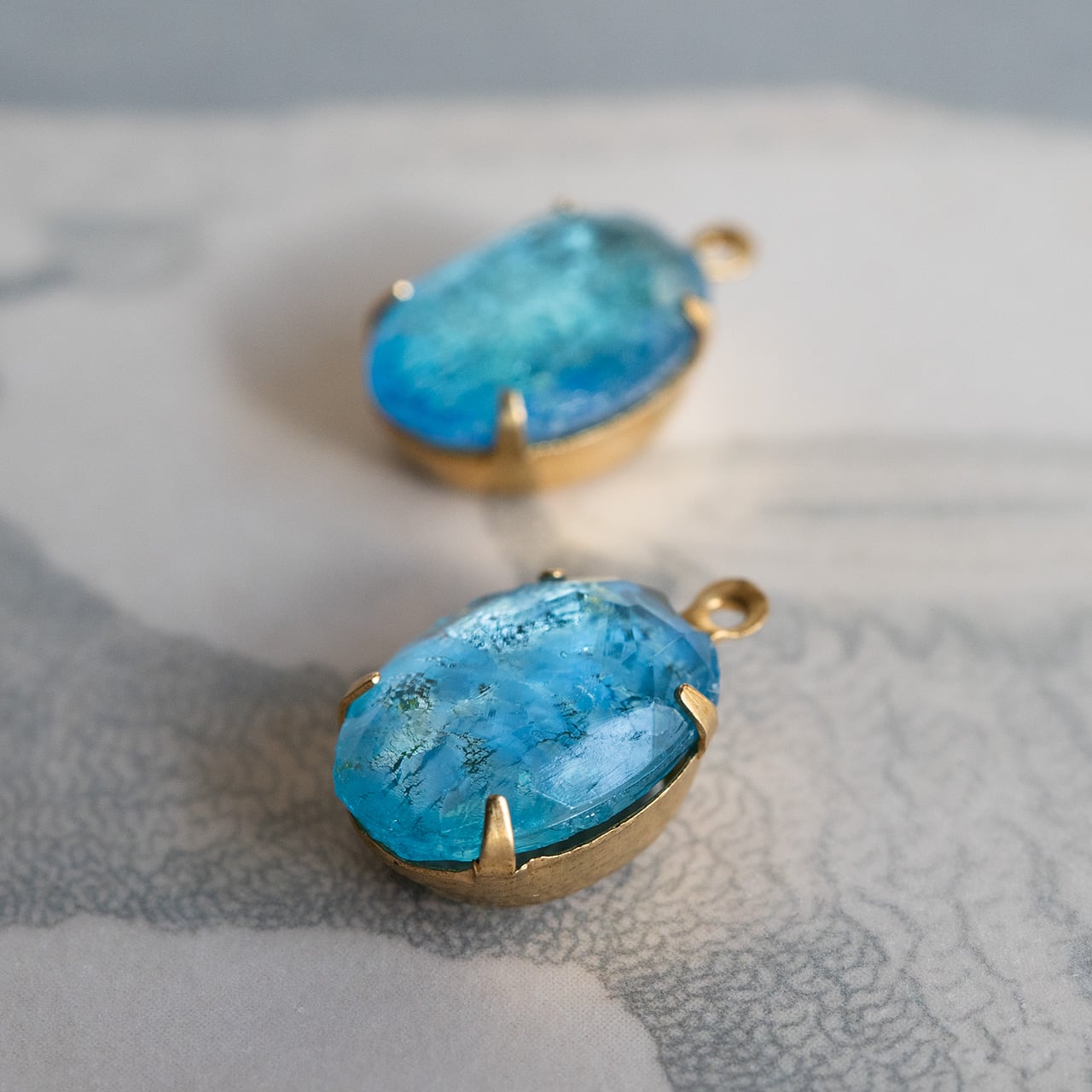 1970's 西ドイツ シルバーフォイルの入ったオーバルチャーム(ライトブルー・1コ)