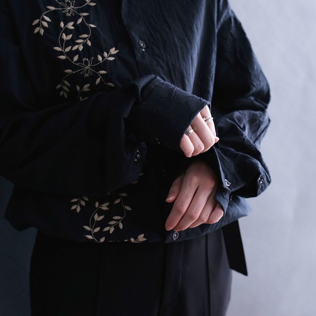 wrinkles fabric flower embroidery l/s black mode shirt