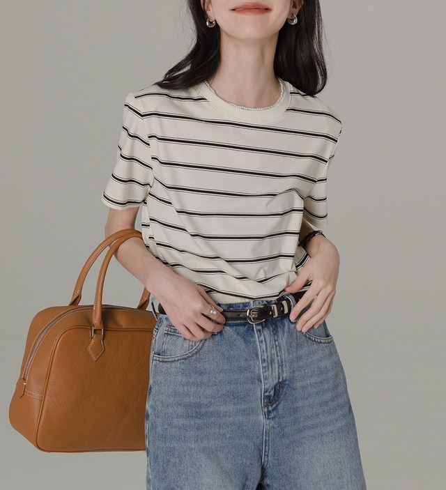 ボーダー柄 半袖 Tシャツ レディース トップス カットソー プルオーバー ラウンドネック 襟なし かわいい 大人可愛い シンプル カジュアル 上品 おしゃれ レトロ こなれ感 マニッシュ 存在感 ボーダー 春 夏 秋 ママ 通勤 学生 学校 通学 デート お出かけ 旅行 公園 女子会 休日 ショッピング カフェ 重ね着 韓国 体型カバー 普段使い 着回し S M L ゆったり 黒 ブラック オフホワイト