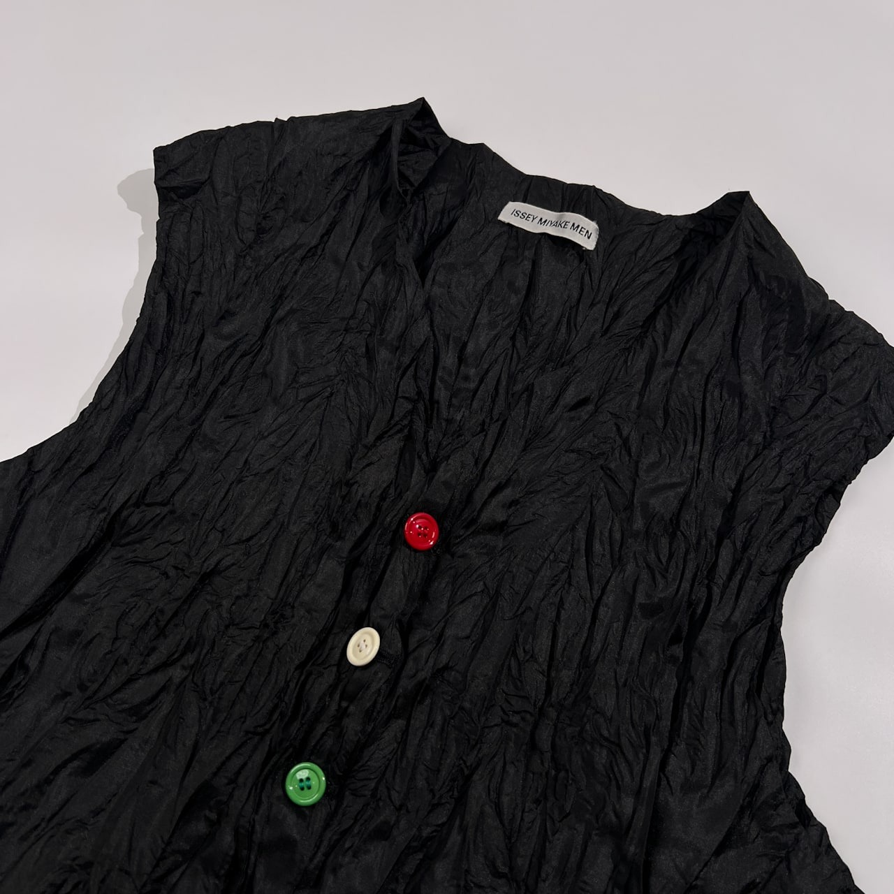 希少 レア ISSEY MIYAKE MEN イッセイミヤケ メン シワ加工 カラフルボタン ジレ ベスト サイズ M /ブラック/ビンテージ