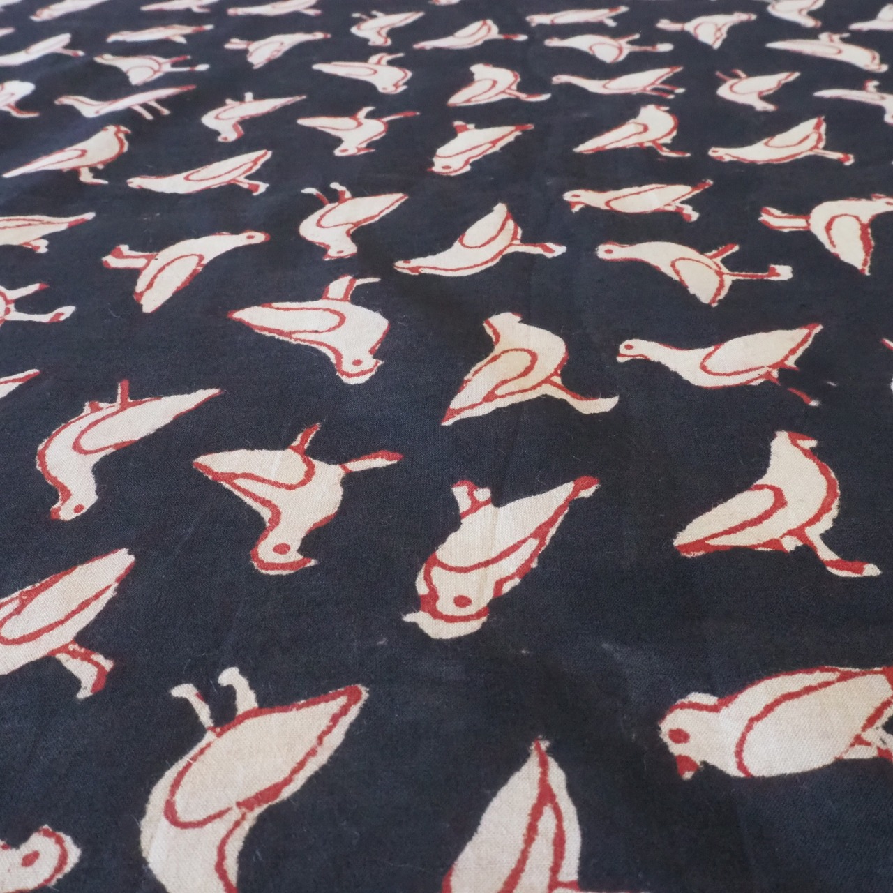 ブロックプリント生地【50cm単位】インド綿  Bird柄 黒×赤×生成り #50810-BK1【再入荷】