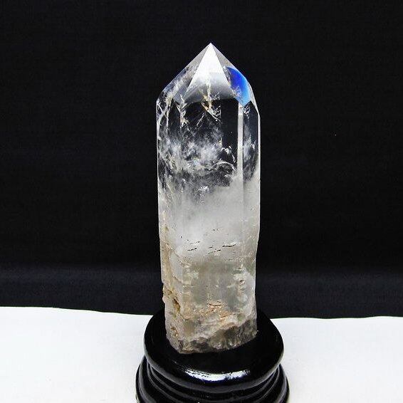 水晶 六角柱 虹入り 水晶 ポイント 台座付属 置物 原石 一点物 152-4491
