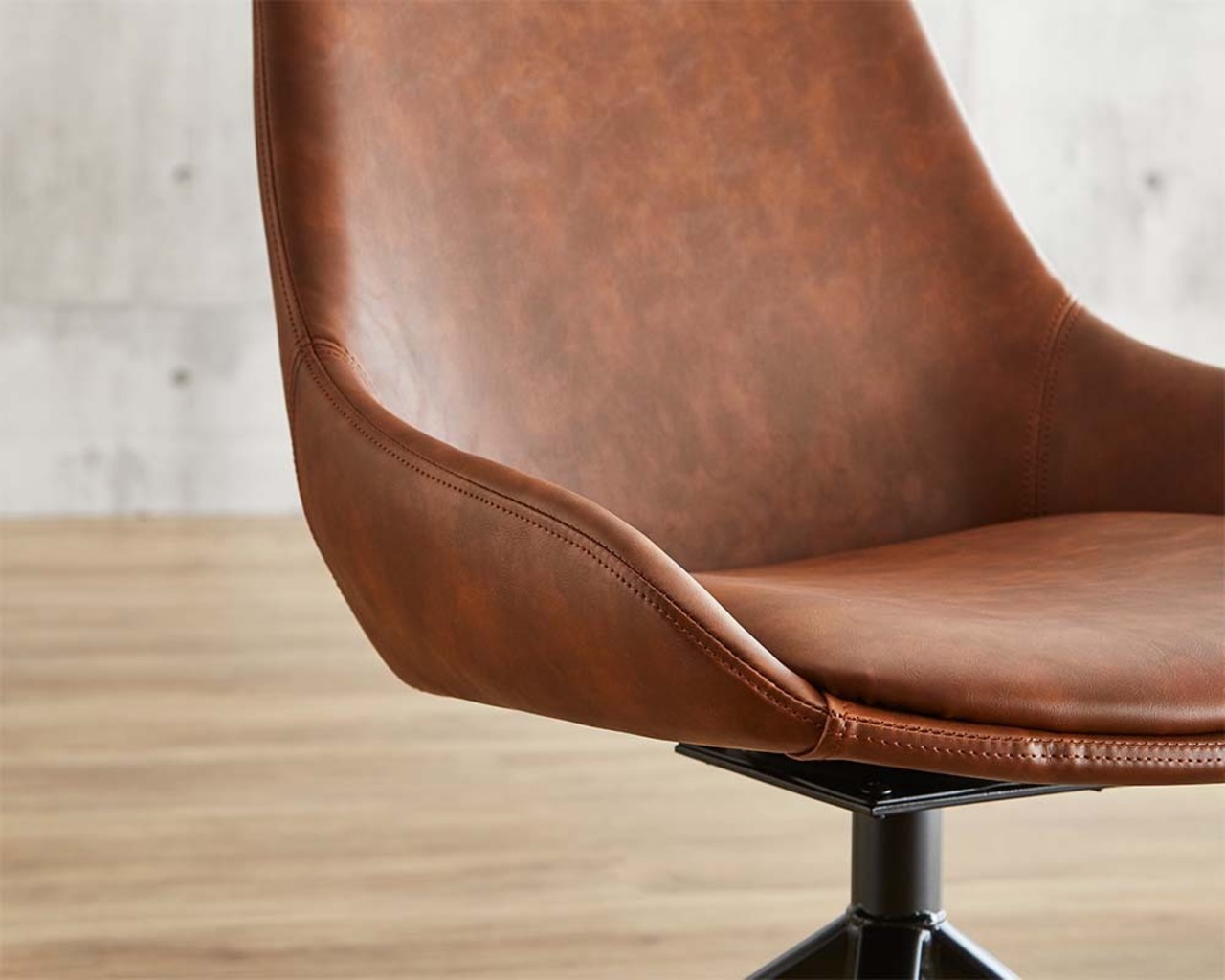 スタイリッシュなレザー調ダイニングチェア