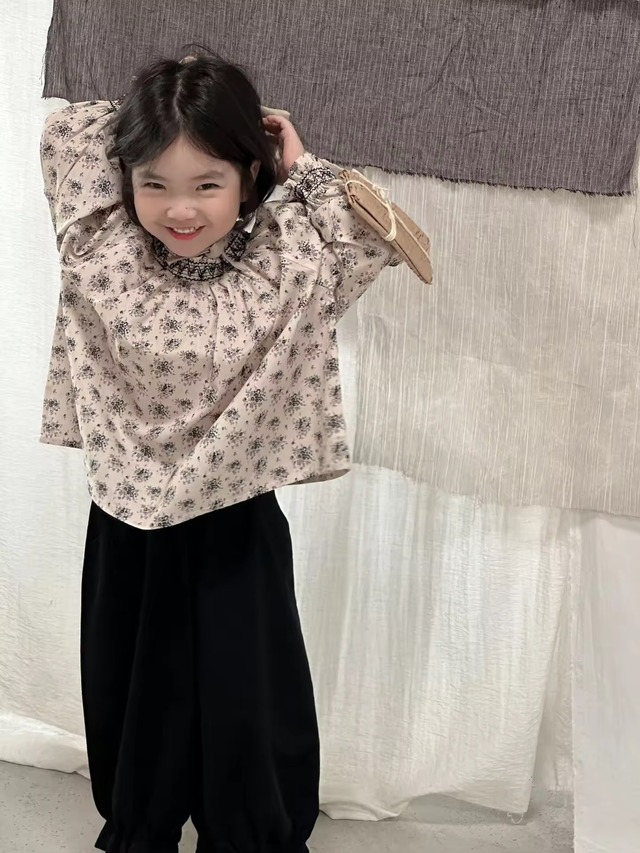 【取寄】スモッキングフリルが高見えする寒色がポイントの花柄ブラウス