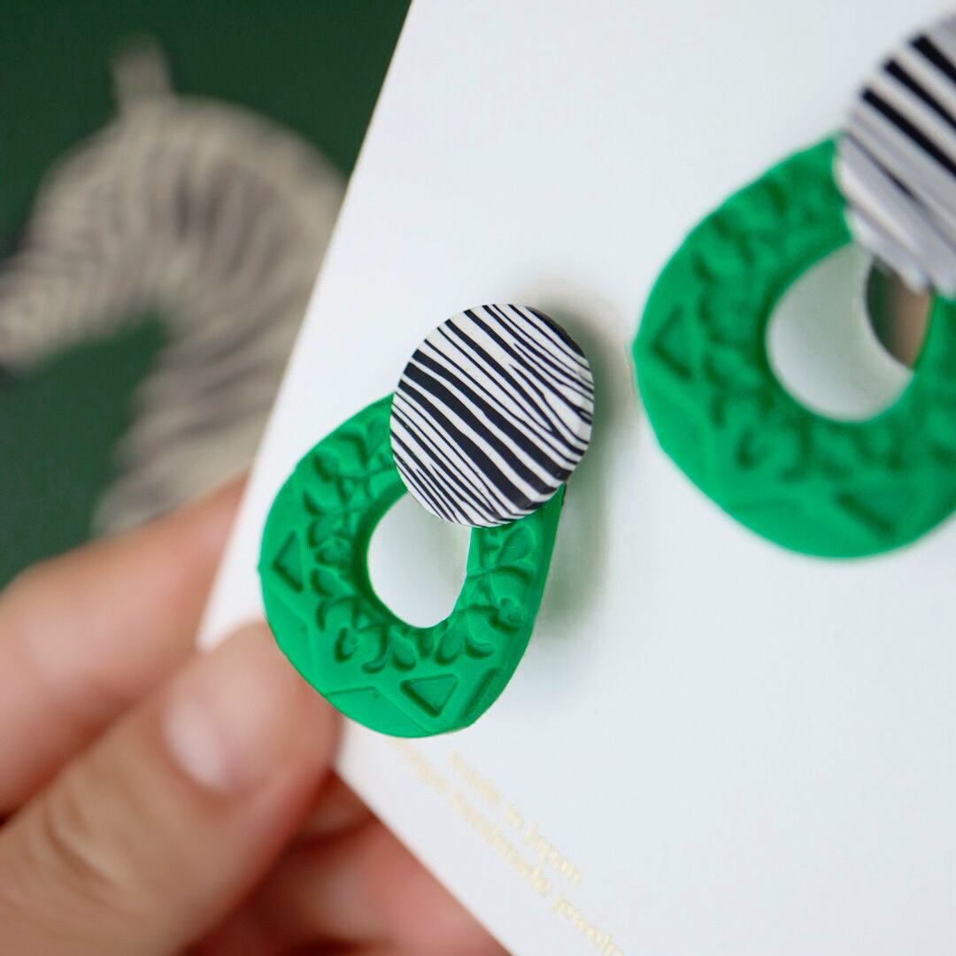 緑のエンボスとゼブラボーダー イヤリング・ピアス /38 | IROCHIKA