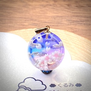 空&雲ペンダント 2割カット球体  夕暮れ空に舞い散る桜 20mm バチカン付