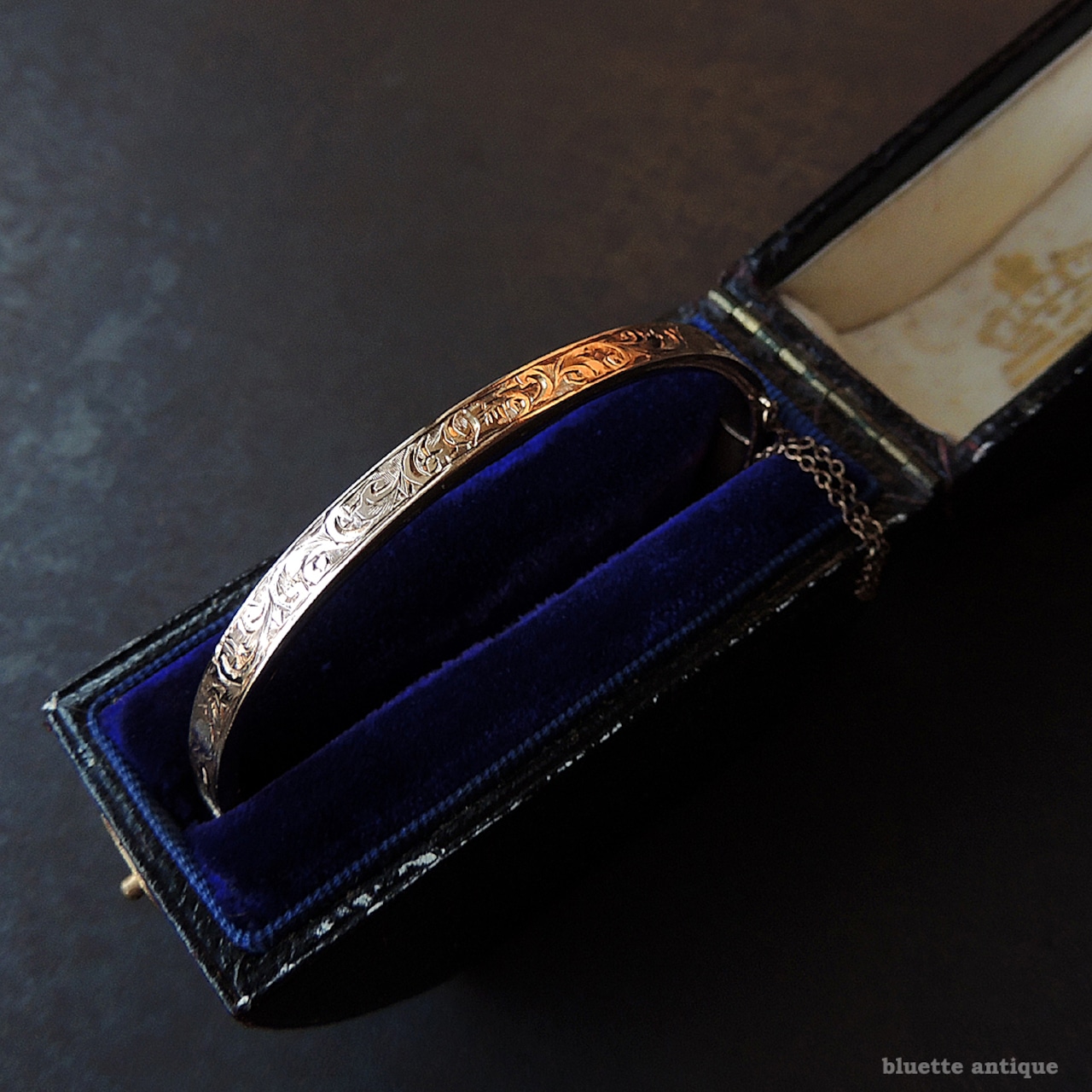 英国アンティークジュエリー 9ctゴールド アカンサスとアイビー バングル