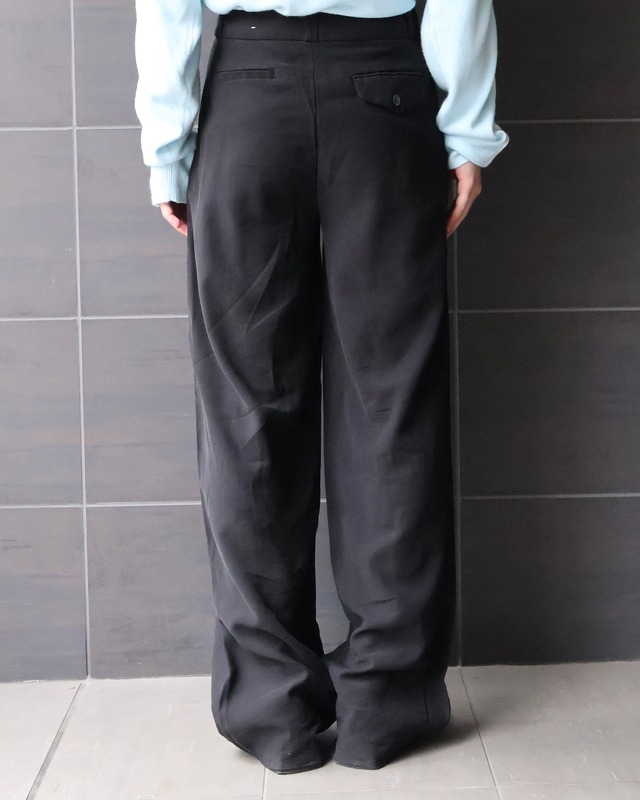 drape pocket detail tuck pants