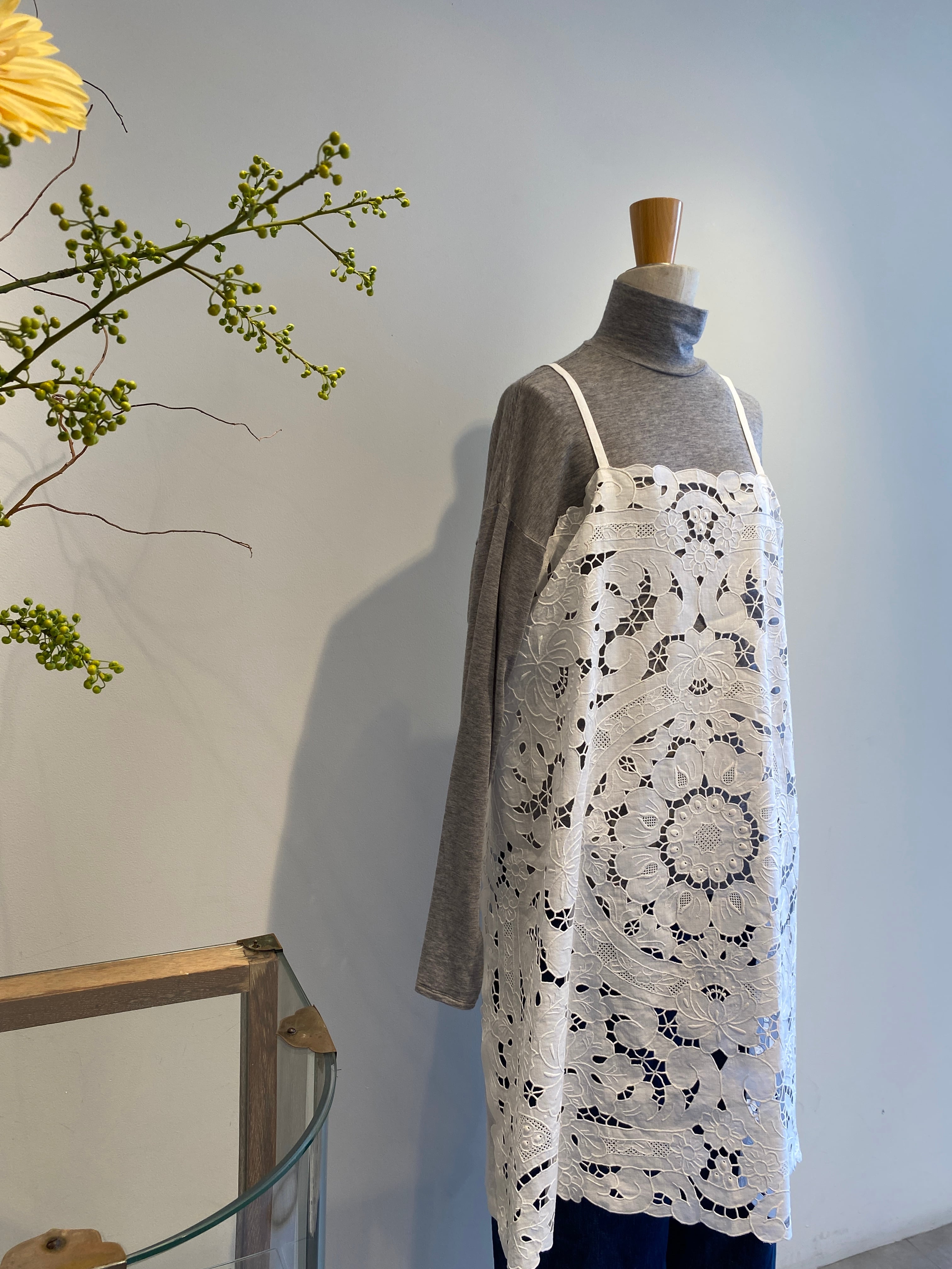 廣Torico ネオンリボン付きホワイトシャツ Chico（チコ） ブラウス シャツ 「SALON by Chico」リボン付きレース