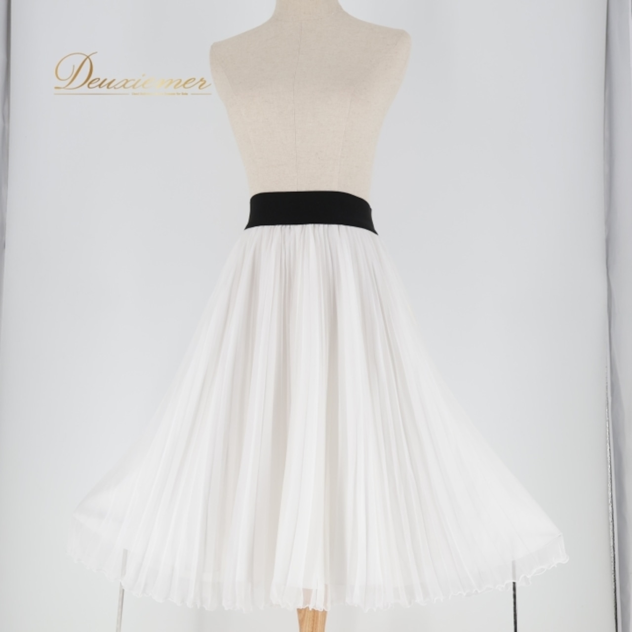 社交ダンス 衣装 スカート ホワイト系 チャコット Chacott 白 黒 プリーツ レッスン 練習 モノトーン シンプル 爽やか 透け感 軽やか シフォン かわいい 上品 日本製 ブラック系