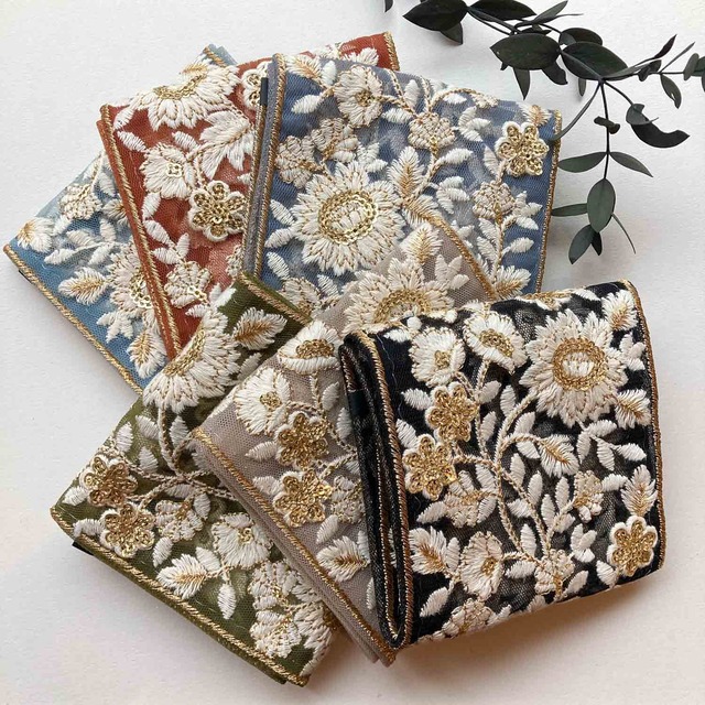 白花ゴールドライン太幅刺繍チュールレース（1mカット)