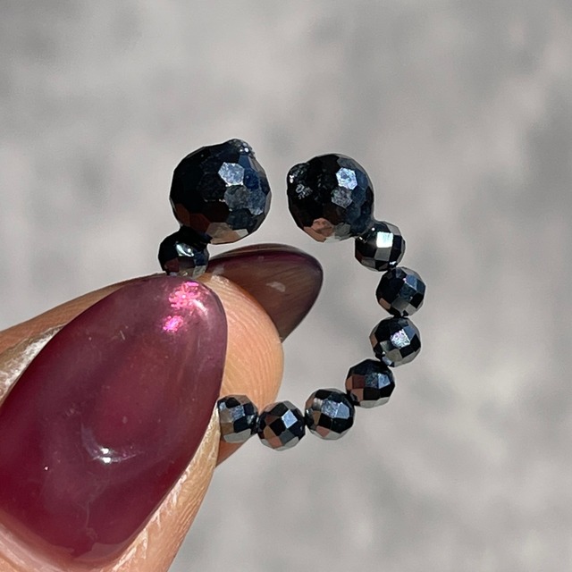 テラヘルツ イヤーカフ｜艶｜メタリックなブラック・シンプルアクセサリー｜ピアス穴不要