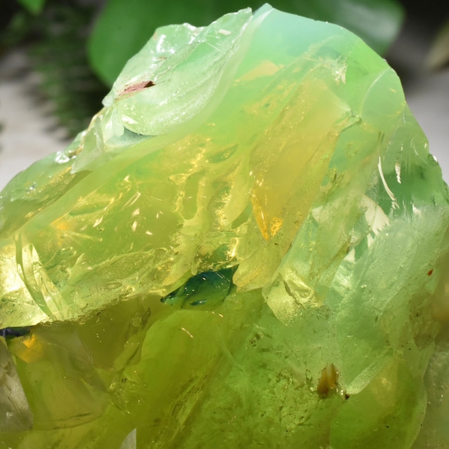 蛍光・虹入り シエラネバダ産 アンダラクリスタル原石 フレッセンス ライムグリーンマルチカラー