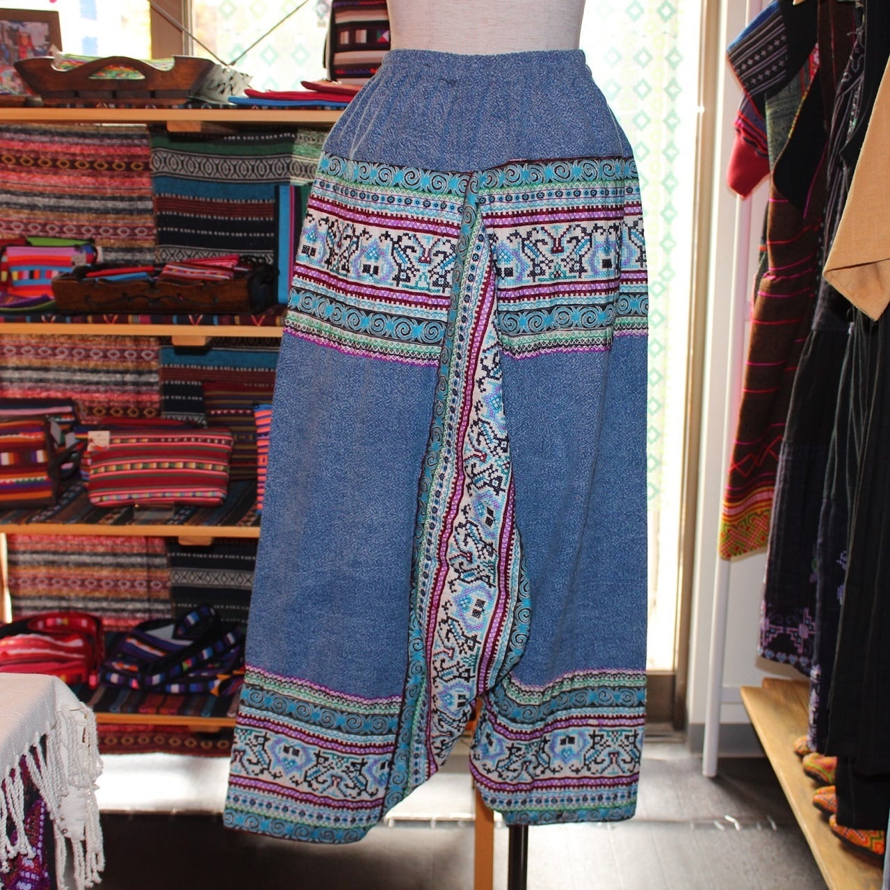 モン族刺繍サルエルパンツ[B] | タイの民族刺繍雑貨・衣料スアイチャイ