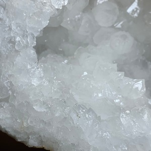 モロッコ産水晶ジオード×フローライトハリネズミ ~フローライトハリネズミが住み着いているシリーズ~