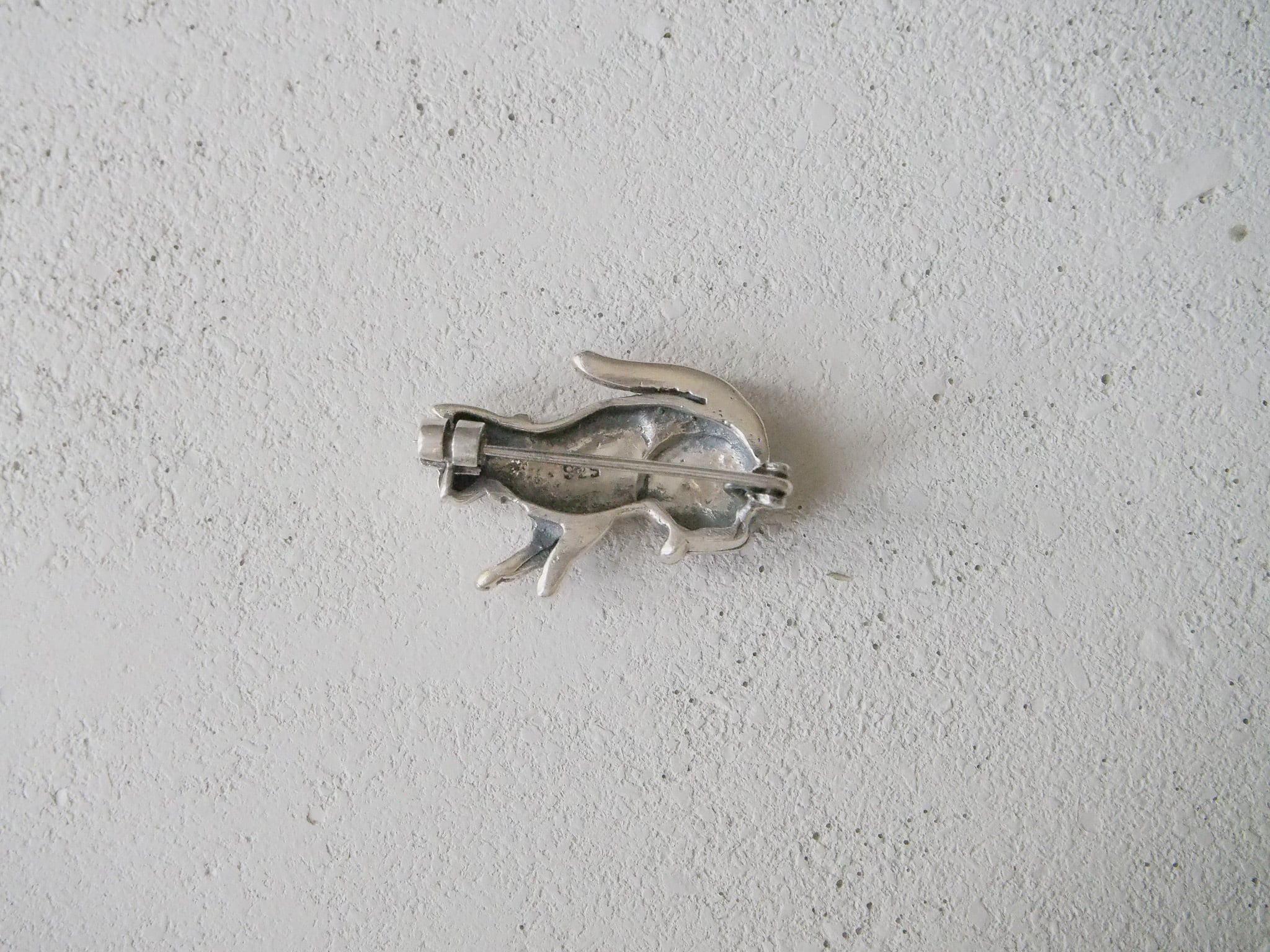 小さな猫のシルバーブローチ | アンティークアクセサリー ｜antique
