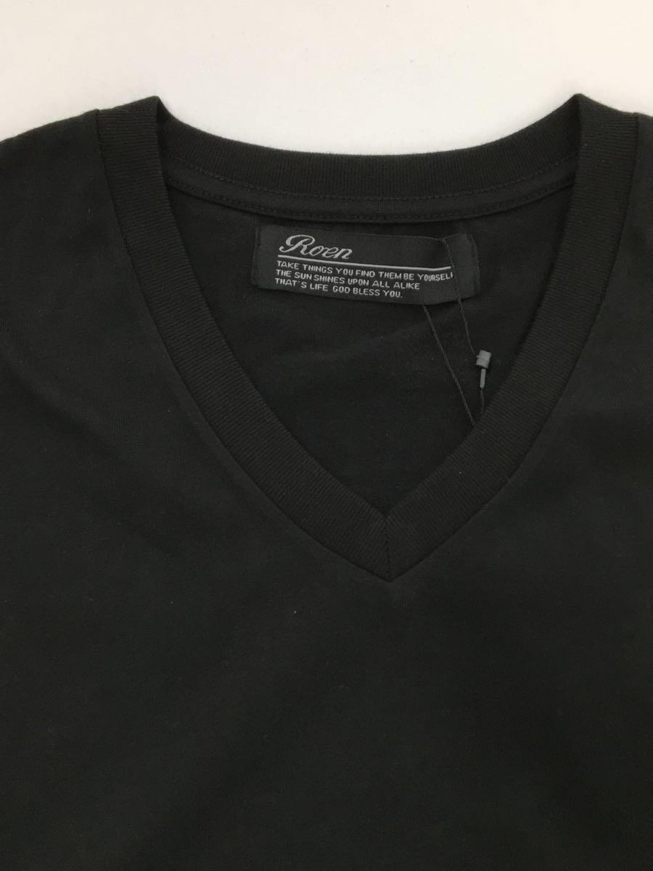 Roen(ロエン)バックプリントロゴVネックカットソー/ブラック