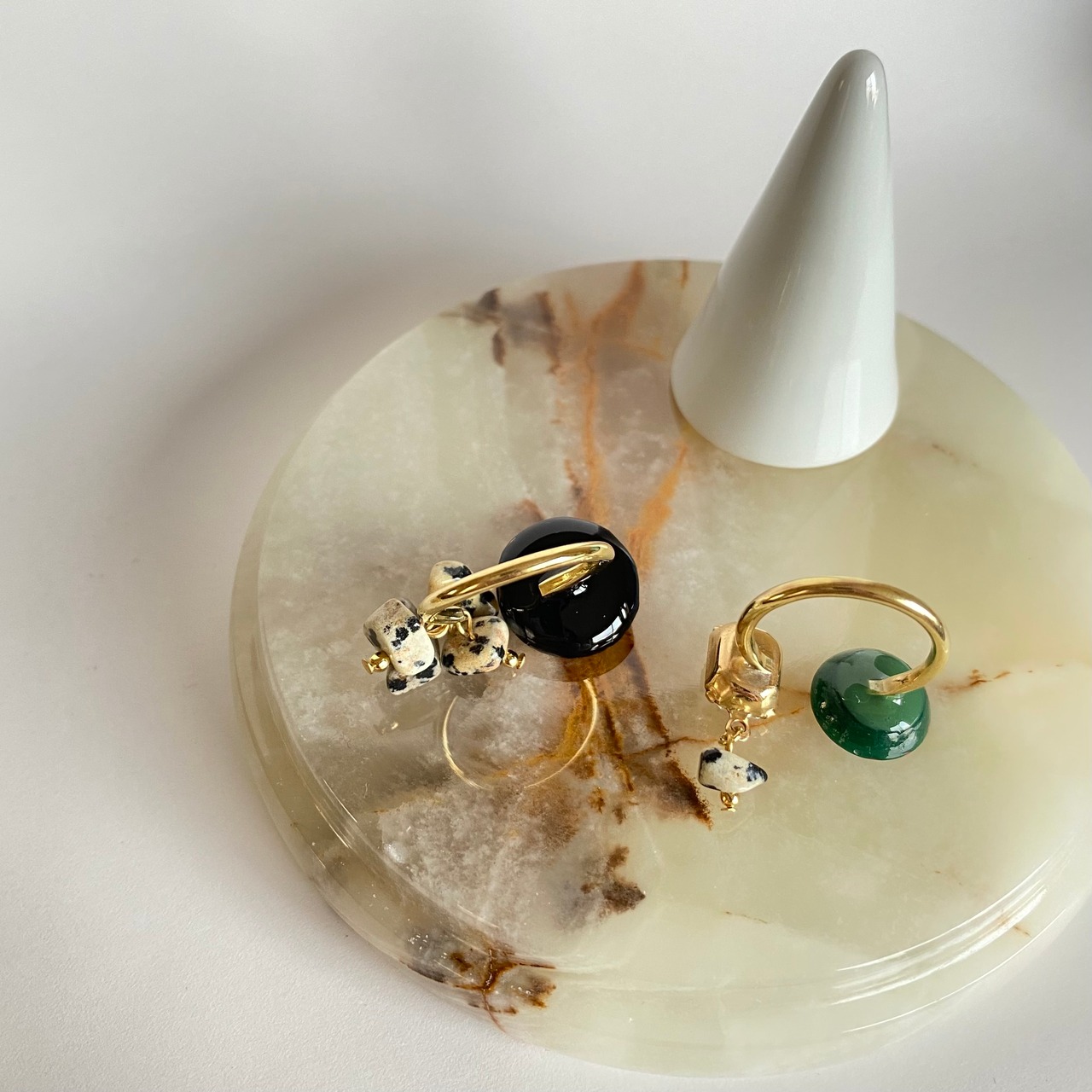 夜のカフェテラスのダルメシアン