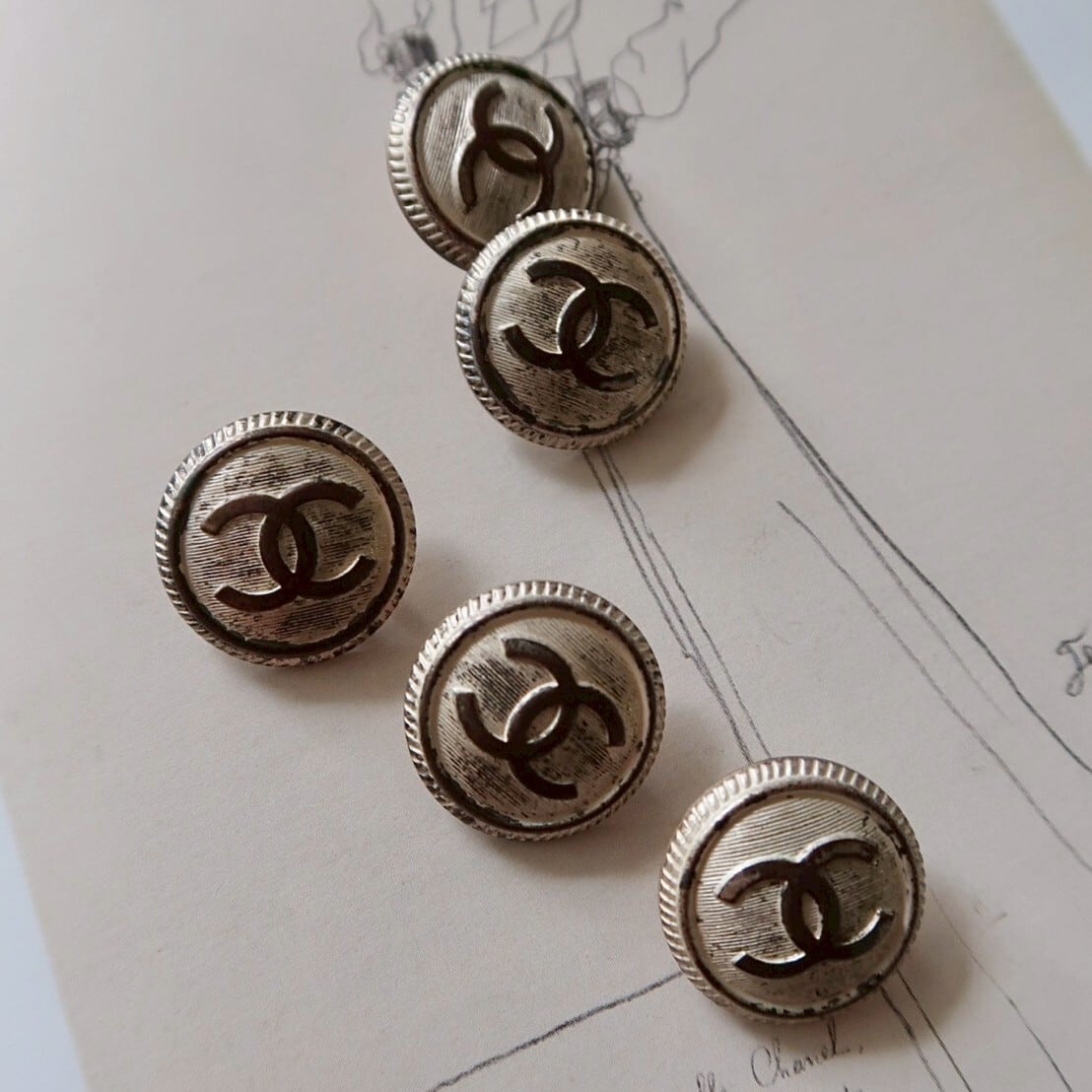 VINTAGE CHANEL BUTTON】アンティークホワイトゴールドボタン 18mm C