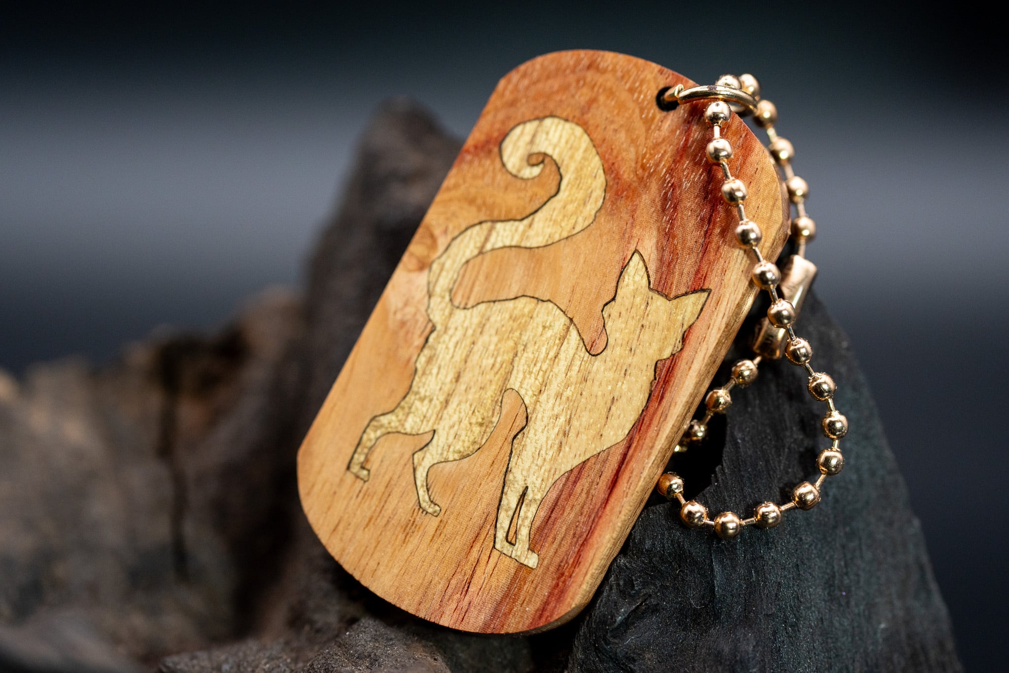 【 木材の女王】チューリップウッド ドッグタグ 象嵌 探る視線