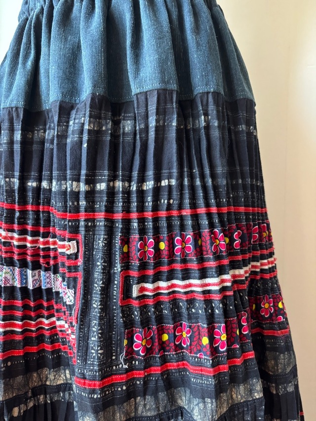 モン族スカート 065 ロング 藍染布 ろうけつバティック アップリケ bamiオリジナルパターン