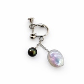 【揺れる2粒パール】淡水真珠イヤリング 6mmブラック×10mmコイン型 ホワイト 真鍮 揺れるデザイン