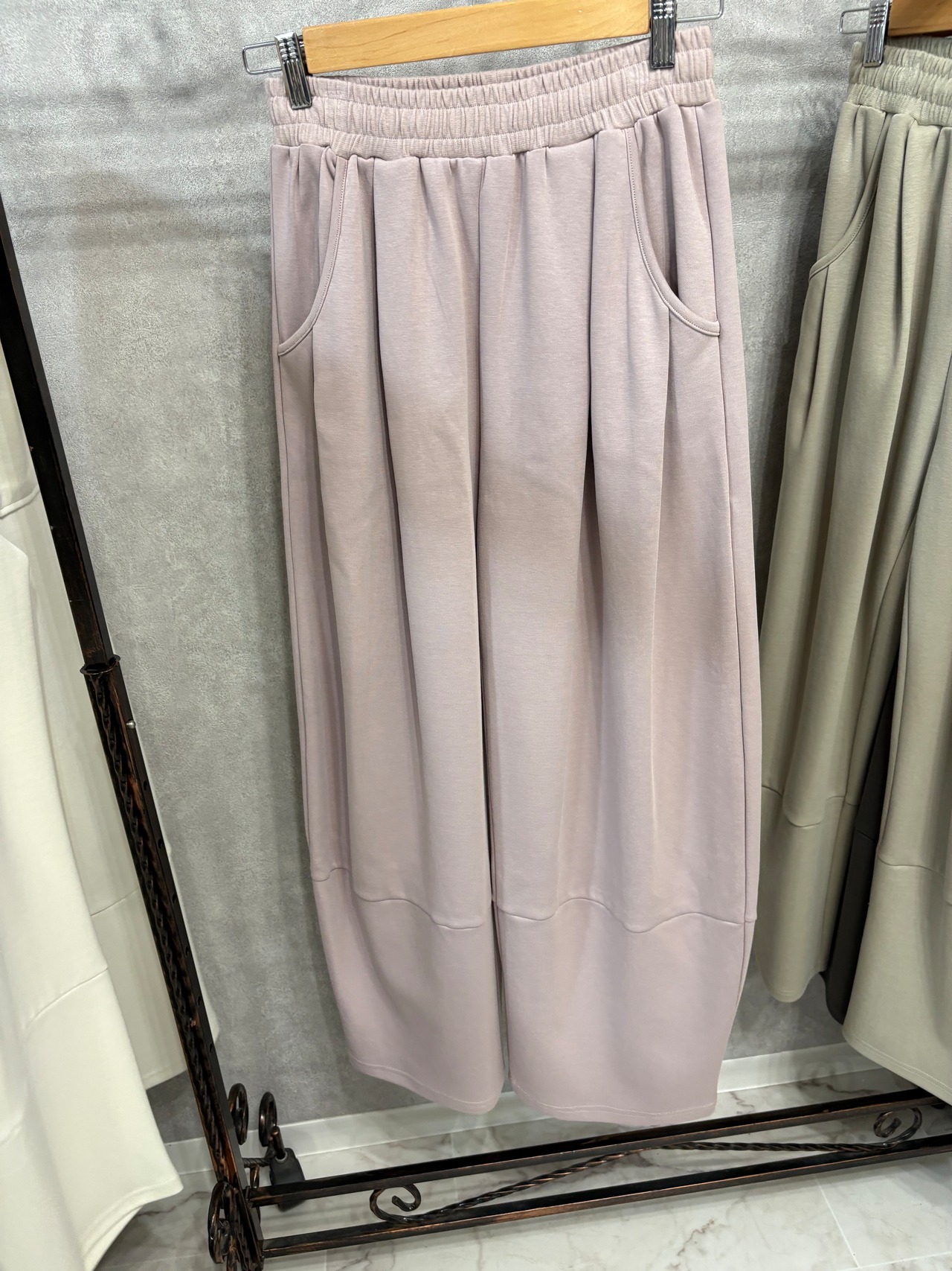 LUGIVA ポンチ　カーブパンツ　102409