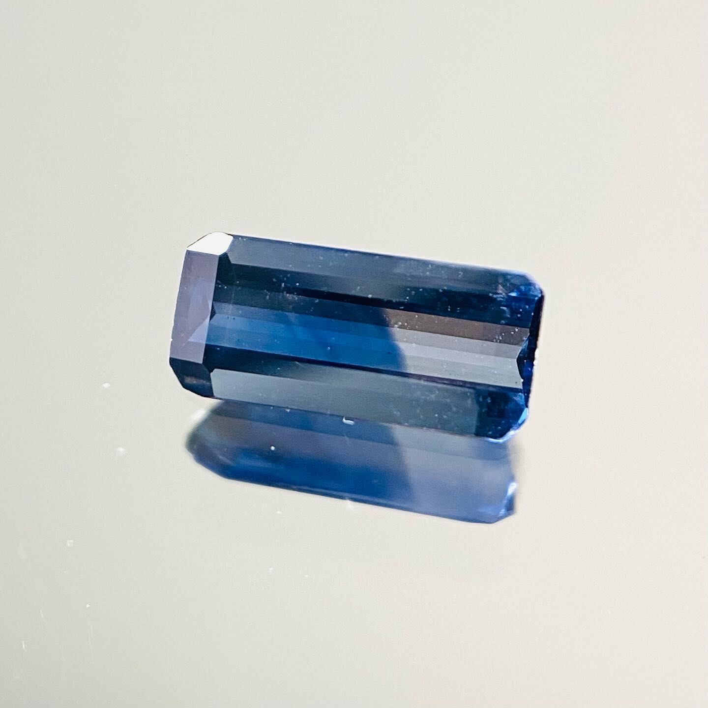 モダンアートなサファイア