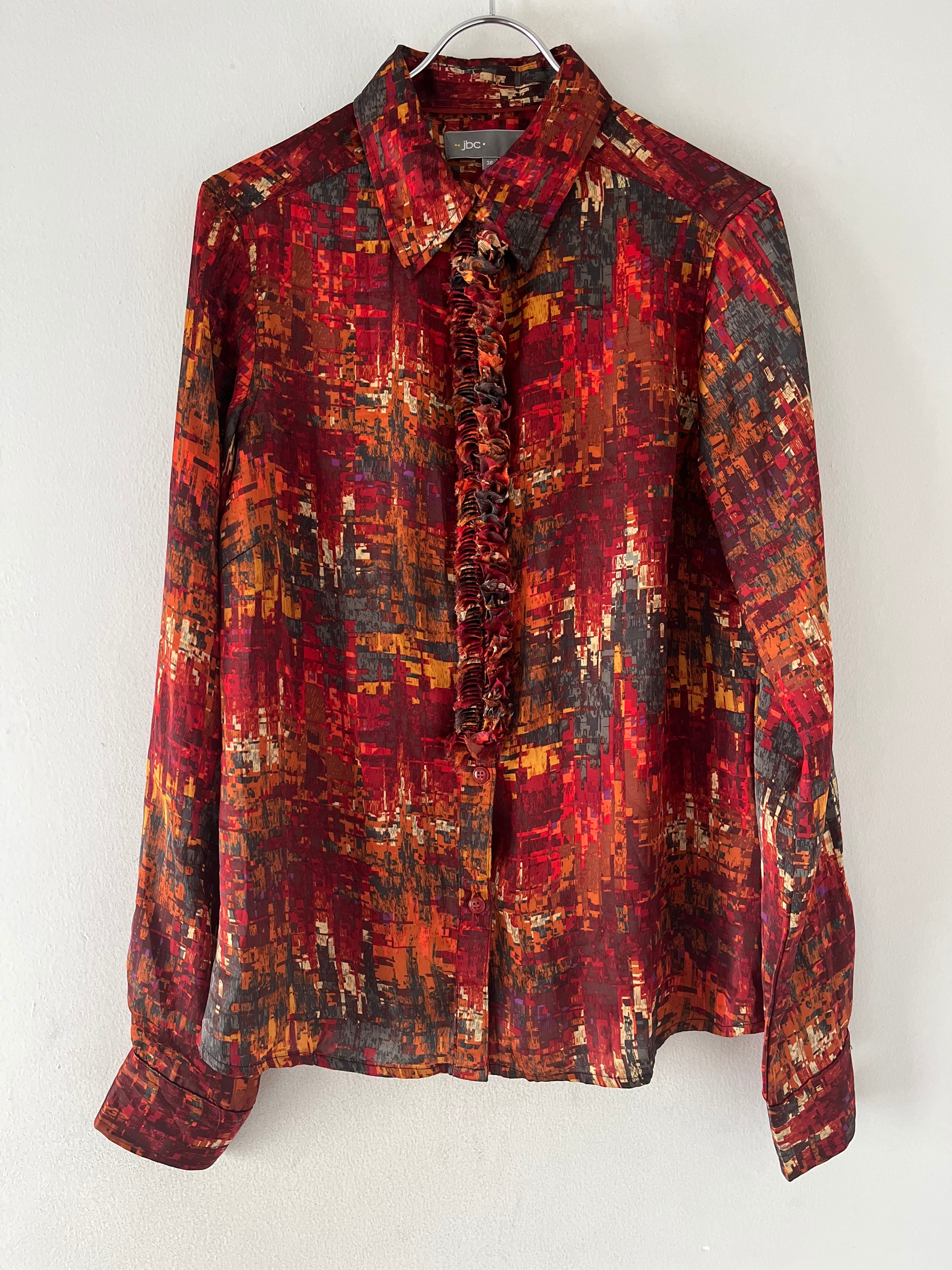 激しさを秘めたブラウス