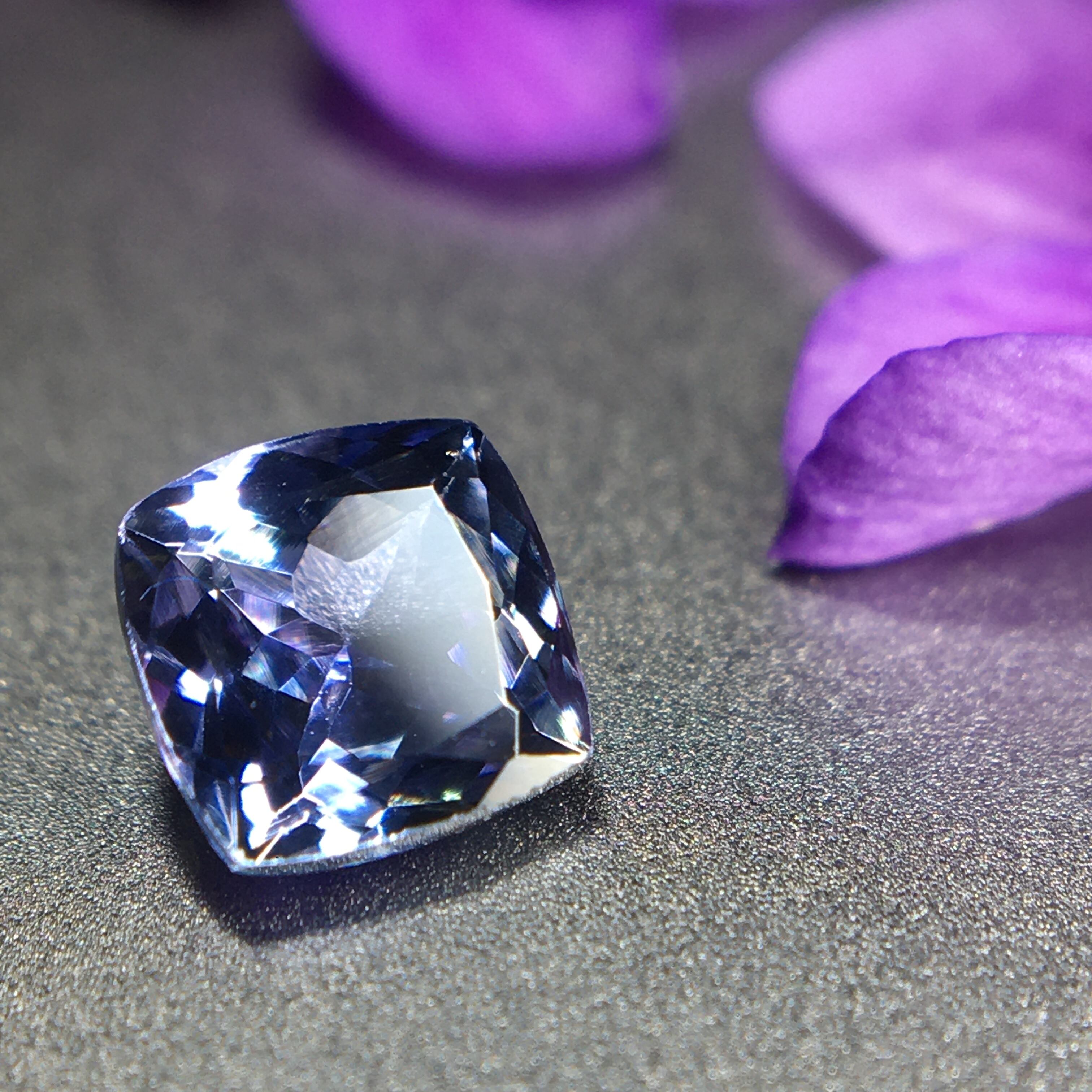 凍てつくような輝きと混ざり合う蒼翠 0.6ct UP 天然 非加熱 タンザナイト ルース