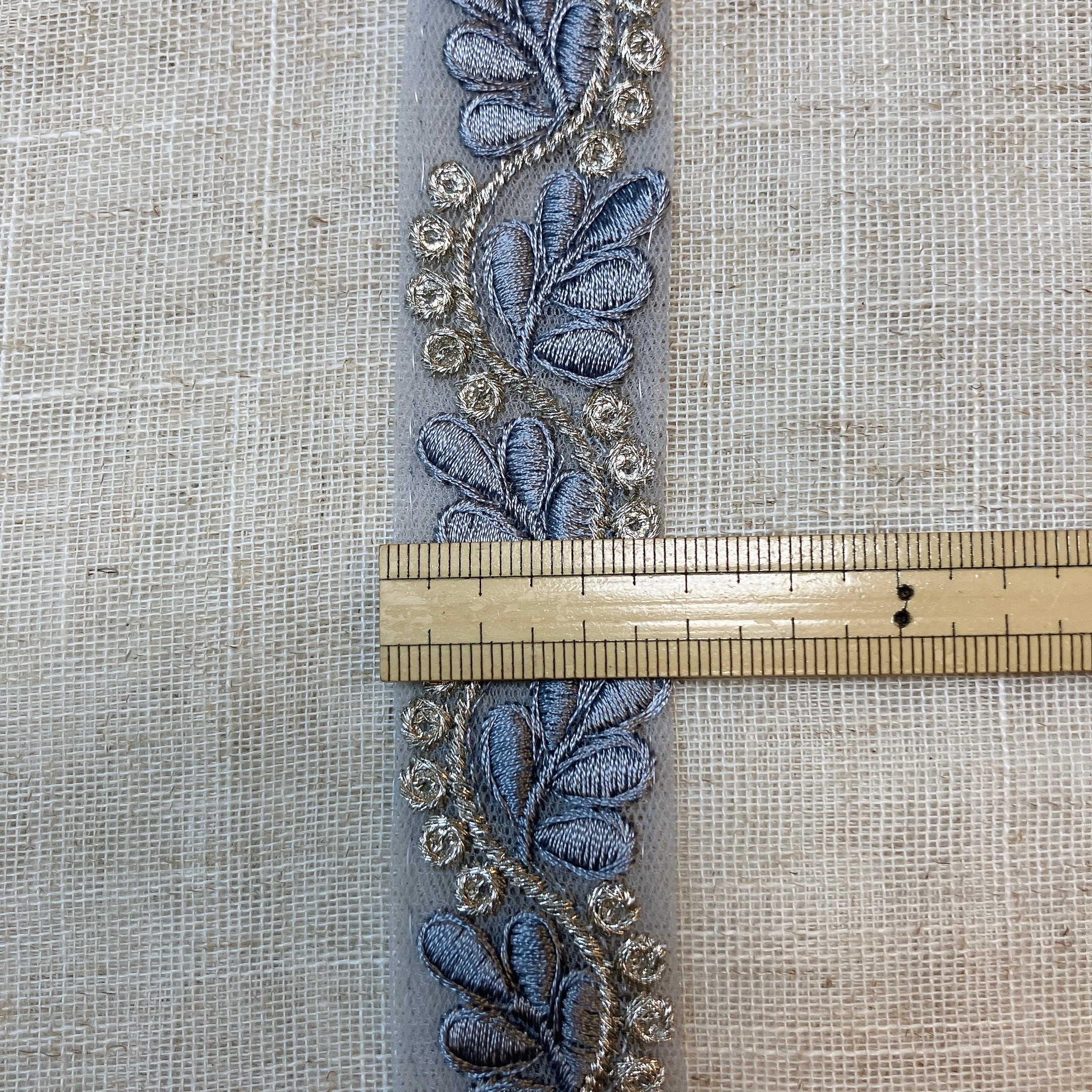 リーフ✕ゴールド刺繍❤ホワイト〜ベージュ〜水色系【1】インド刺繍リボン　タッセル リュクスリーフ [スモークブルー]インド刺繍リボン A_0134 | #202