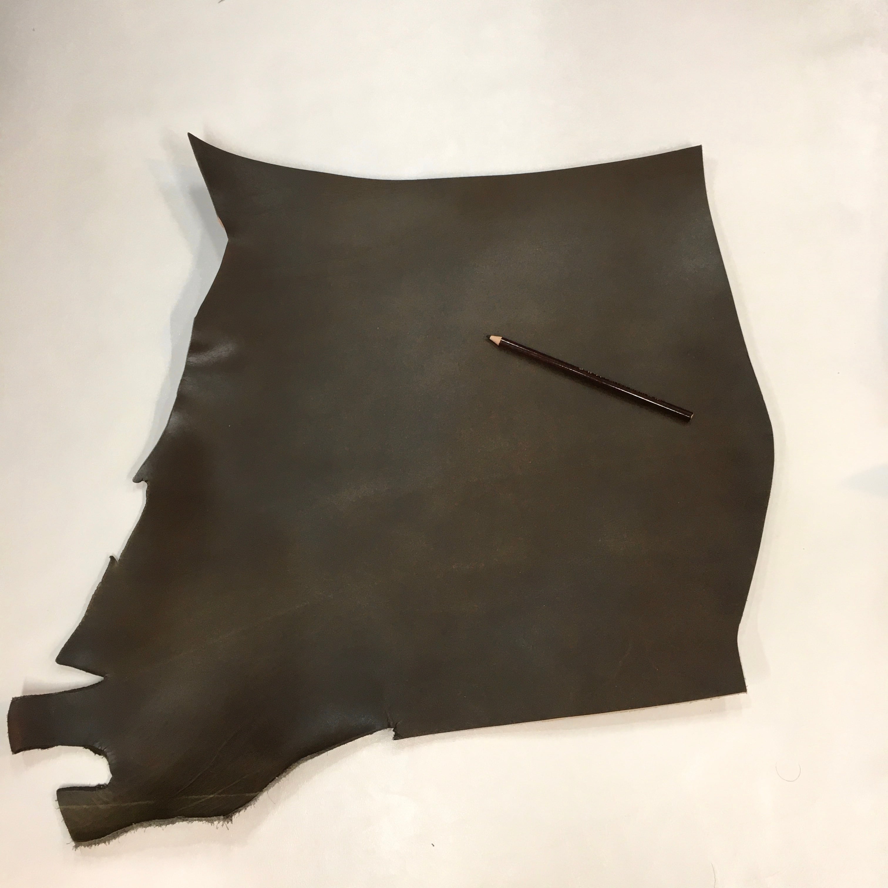 皮 ds28円！新入荷！ブラック シボ型押し 大きめハギレ 180ds – 【レザー