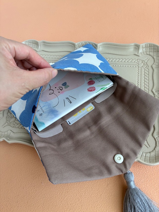 ふさふさタッセルのマルチポーチ・ブルーフラワー