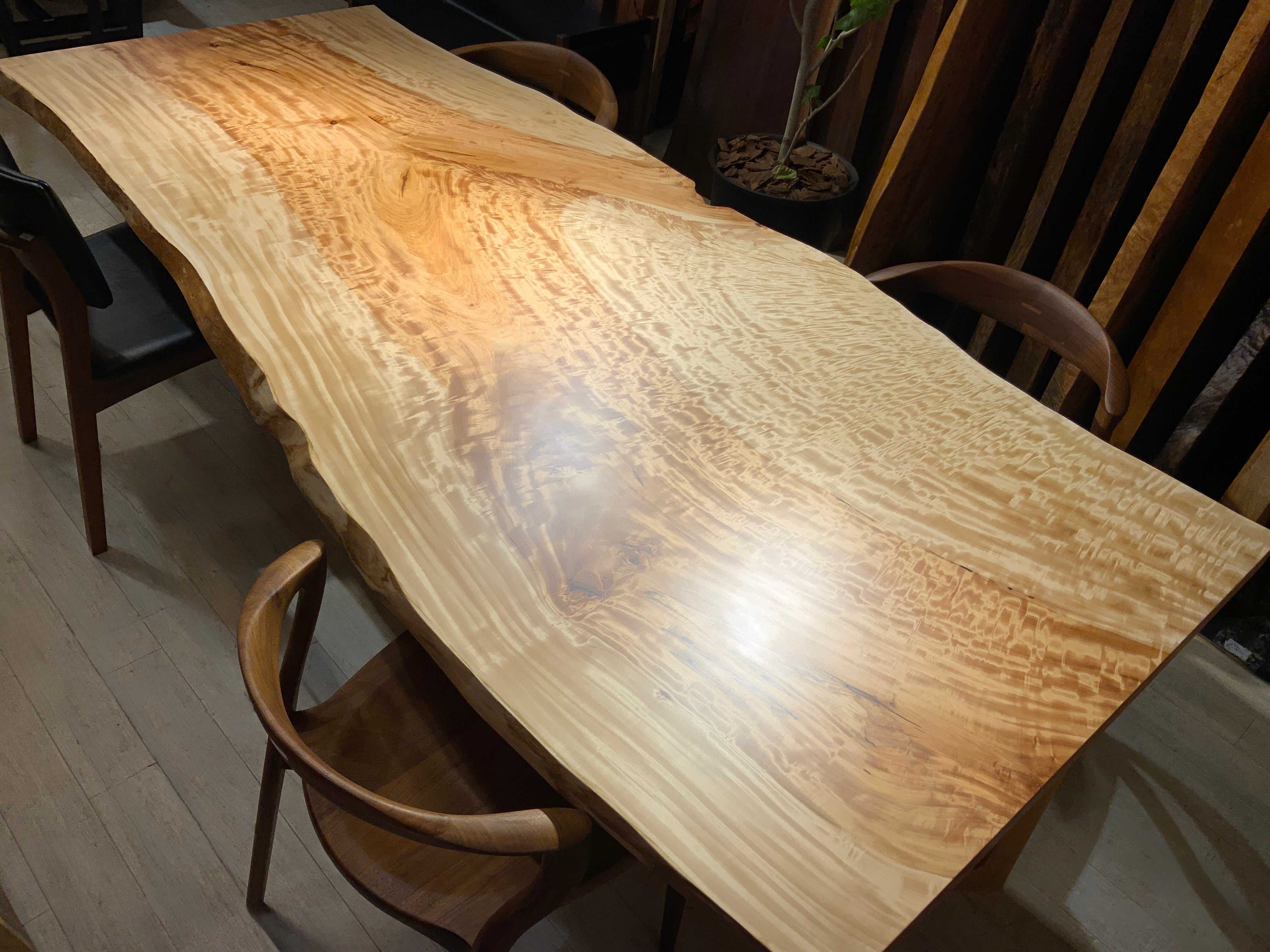 縮杢】栃（トチ）_2300×860-1050×57_浅草本店_テーブル天板/一枚板