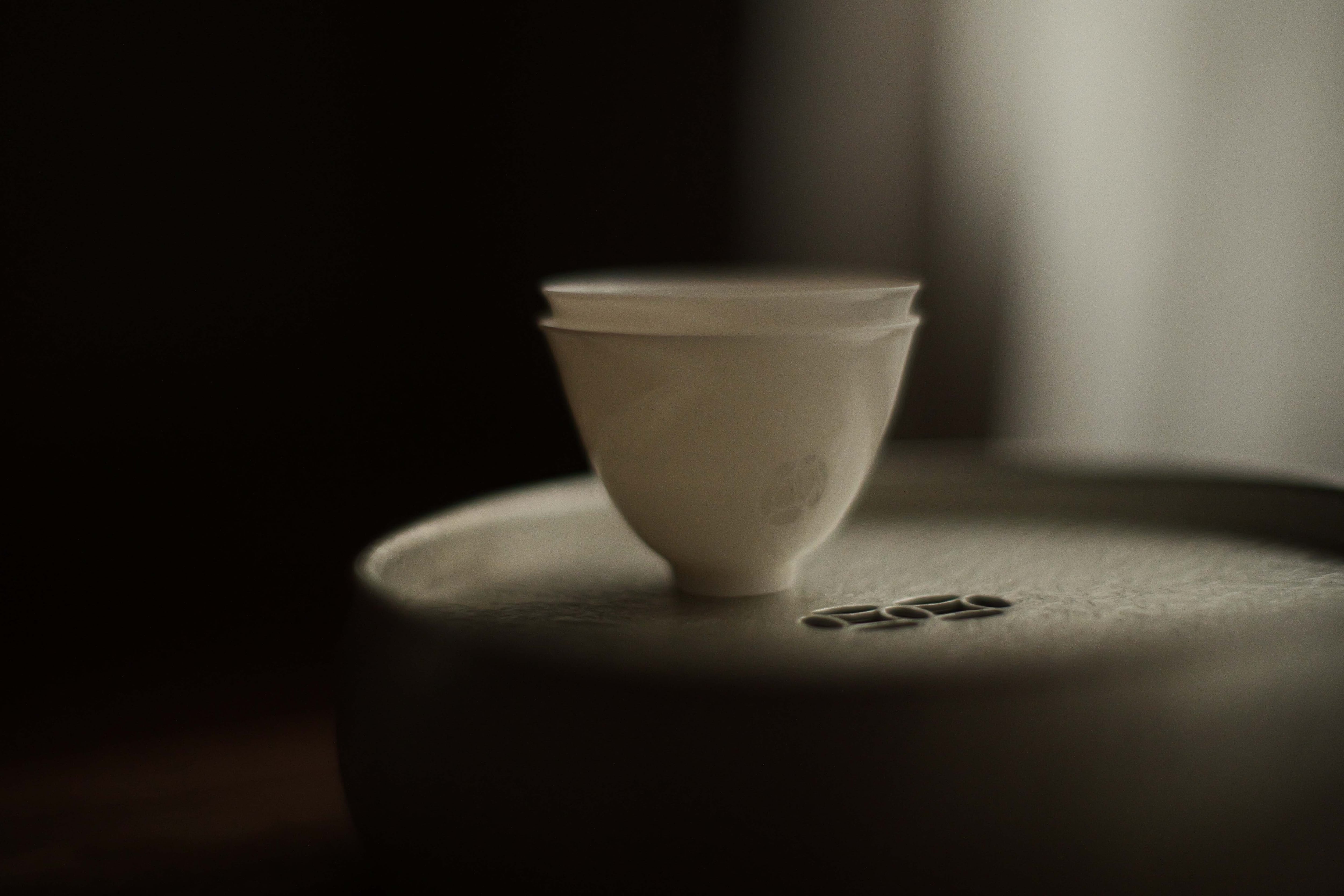 手拓薄胎白磁茶杯・鈴＜徳化産＞（型作り・手押し/約30cc） | 北白川糕糰店