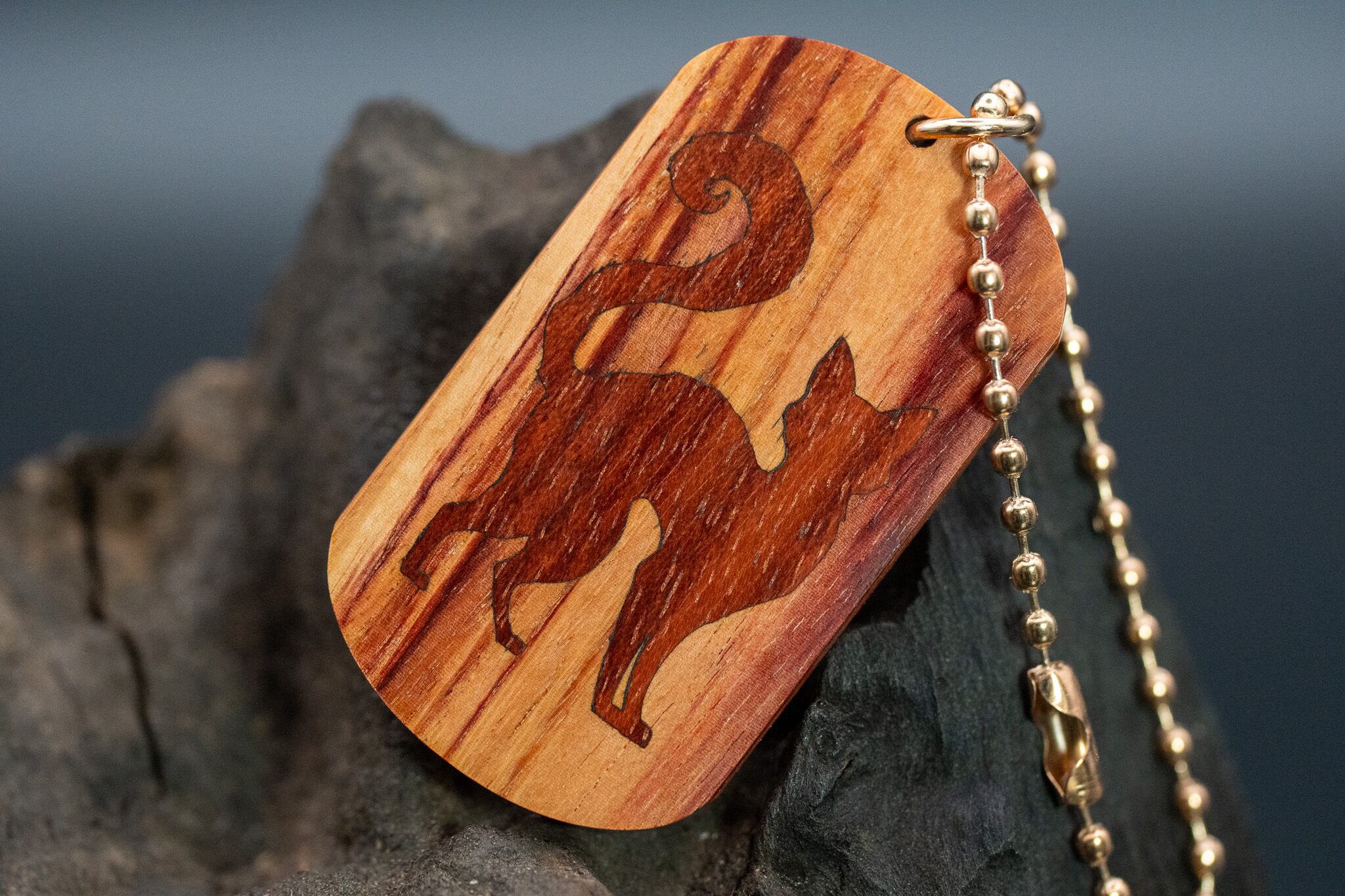 【 木材の女王】チューリップウッド ドッグタグ 象嵌 探る視線