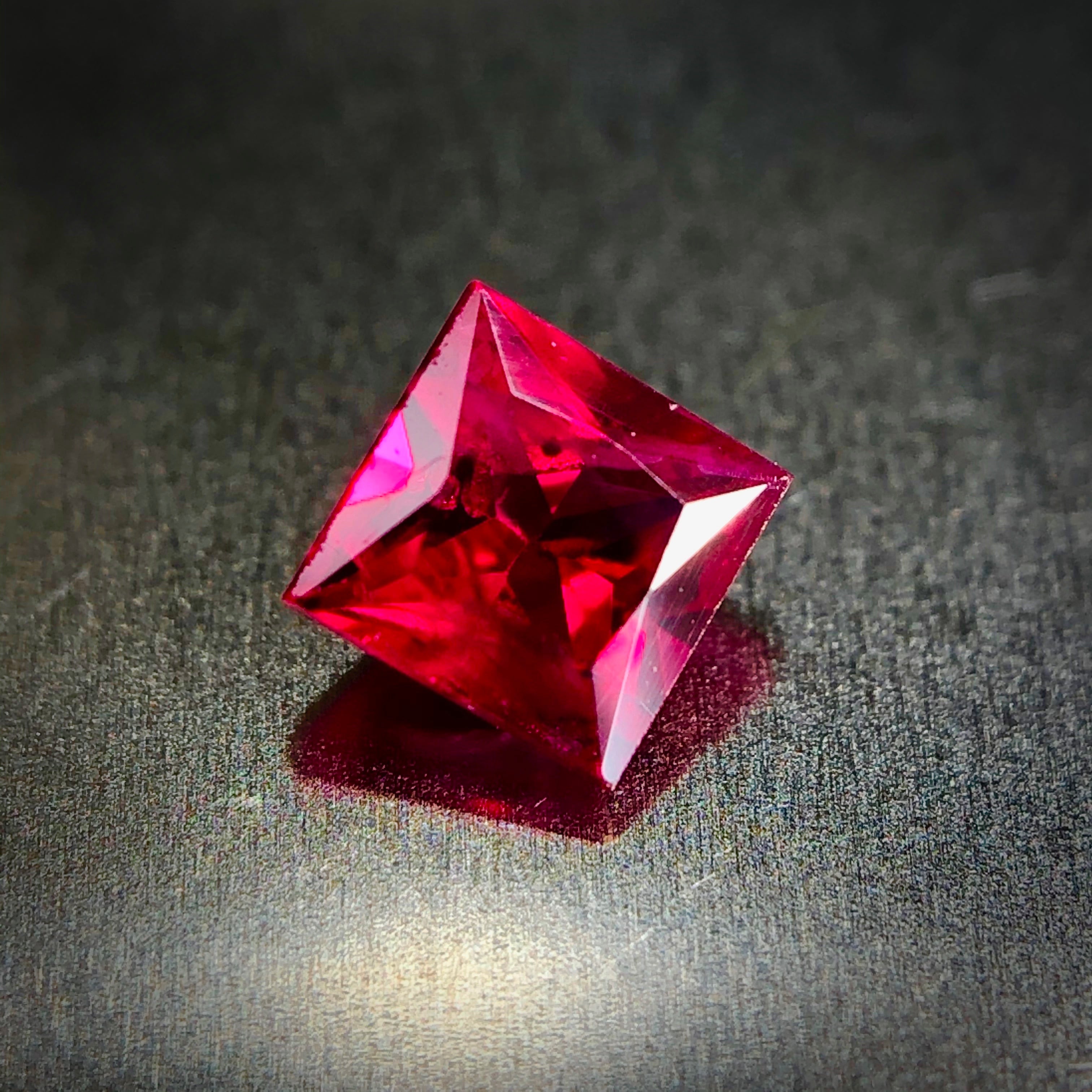 目の覚めるような鮮烈な紅 0.27ct 天然 ルビー | Frederick’s Gems&Jewelry powered by BASE