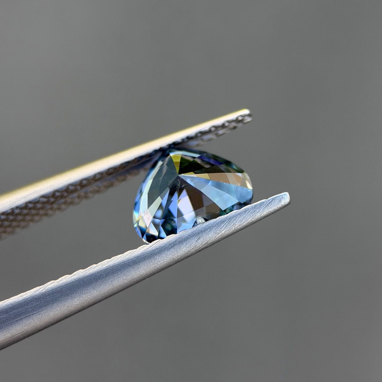 カラーチェンジジルコン 7.2x5.9mm, 1.52ct, ミャンマー産